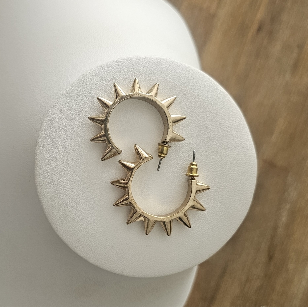 Vintage & Unique Gold Tone Hoop Earrings. - Picture 4 of 7